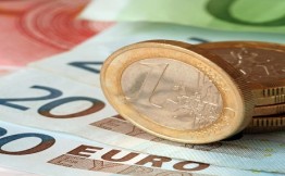 Биржевой курс евро впервые с июля опустился ниже 70 руб.