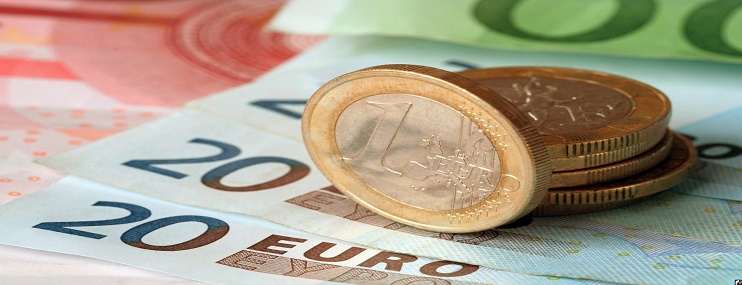 Биржевой курс евро впервые с июля опустился ниже 70 руб.