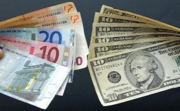 Биржевой курс доллара растёт, а евро падает